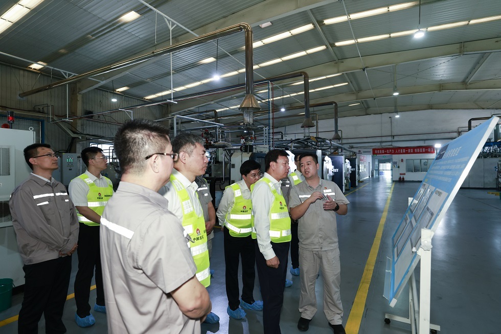 3-陳得信在南昌硬質合金合金事業部聽取燒結工段情況介紹