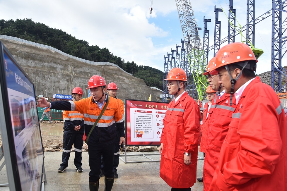 朱可炳聽取陳臺溝鐵礦1100萬噸 年選礦工程地表施工情況介紹